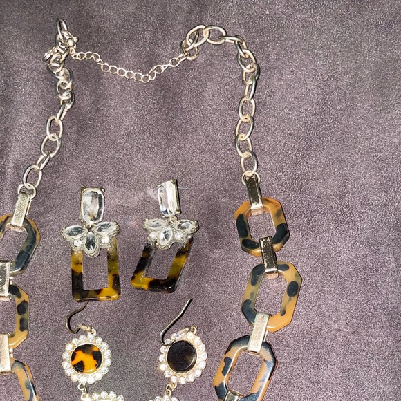 GORGEOUS STATEMENT NECKLACE AND EARRINGS BUNDLE - Picture 3 of 3
